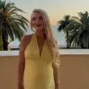 Позитивная блондинка